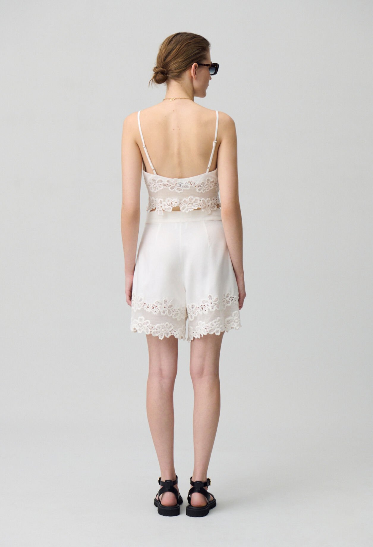 Short holgado bordado