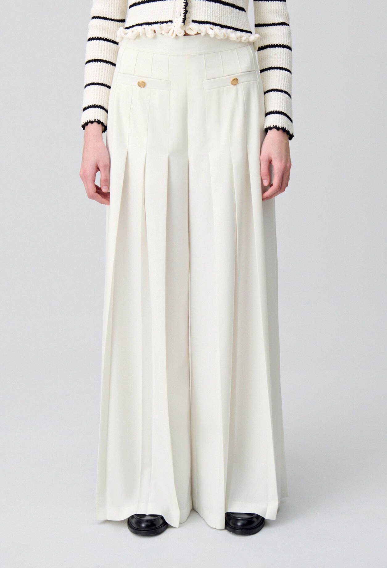 Pantalón amplio con pliegues