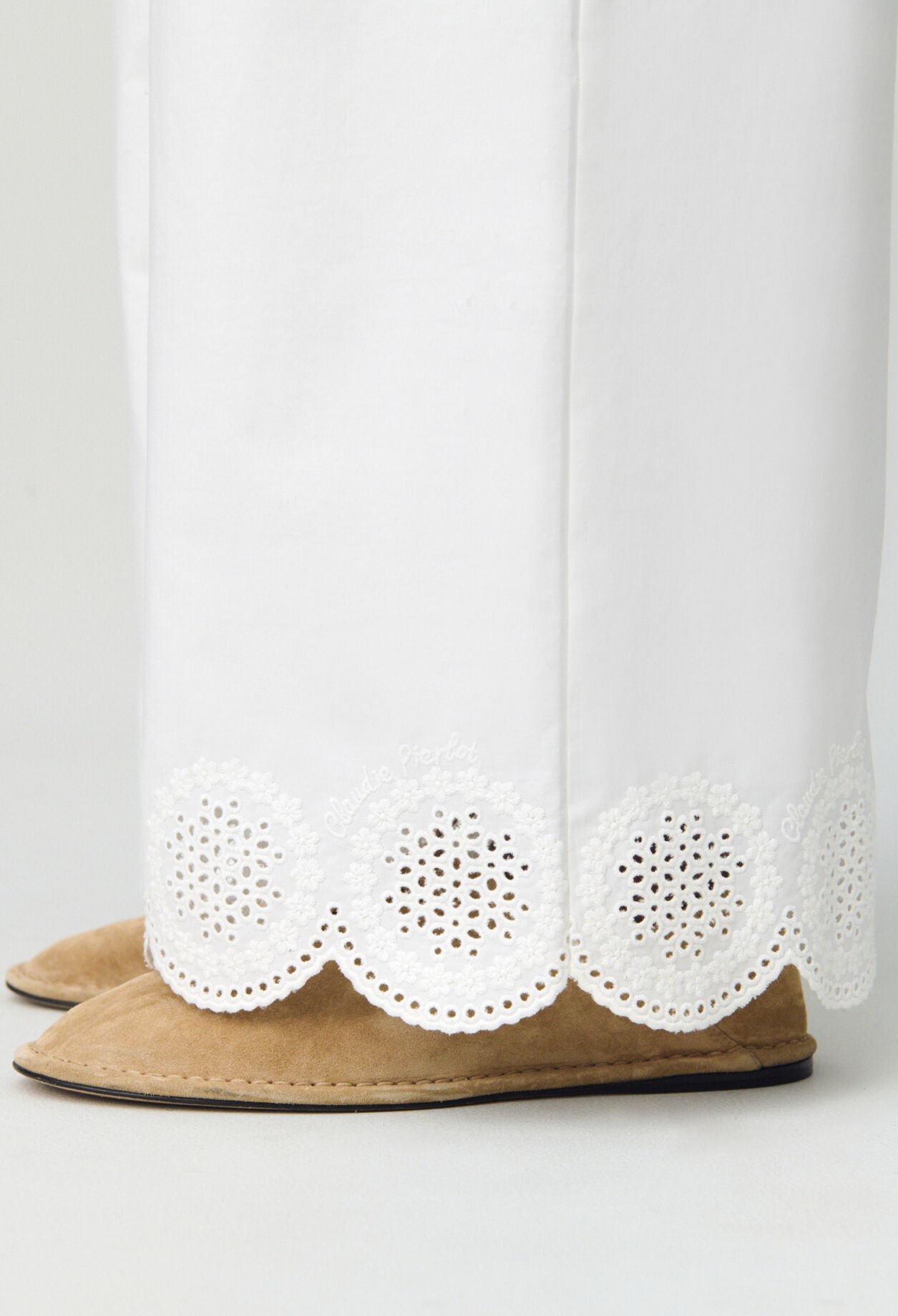Pantalón amplio ligero bordado