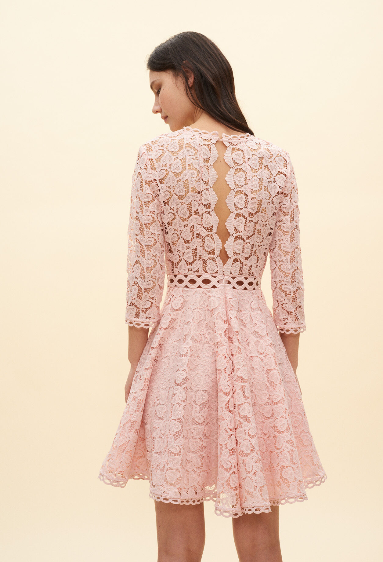 Vestido corto de encaje