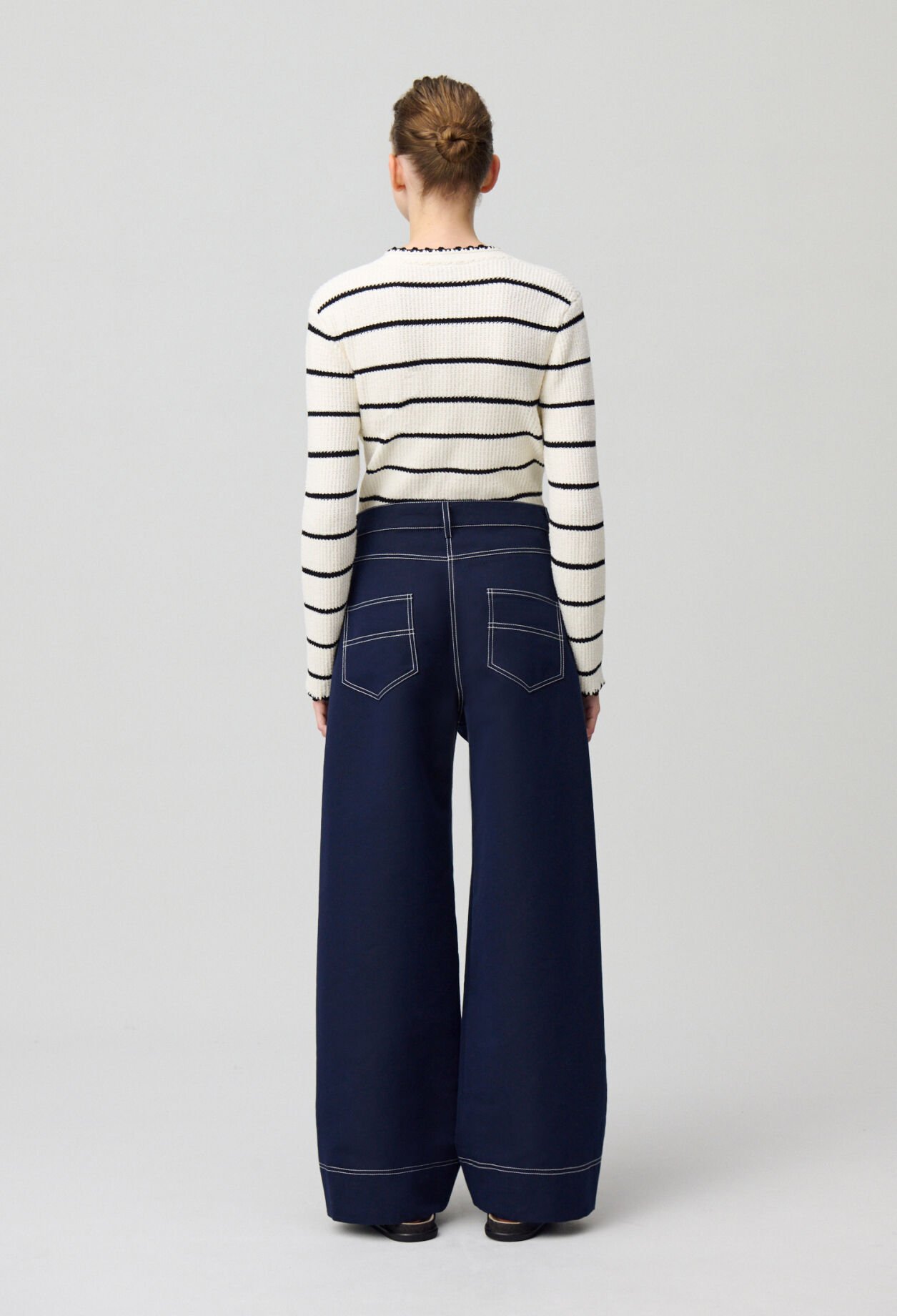 Pantalón ancho con dobladillos