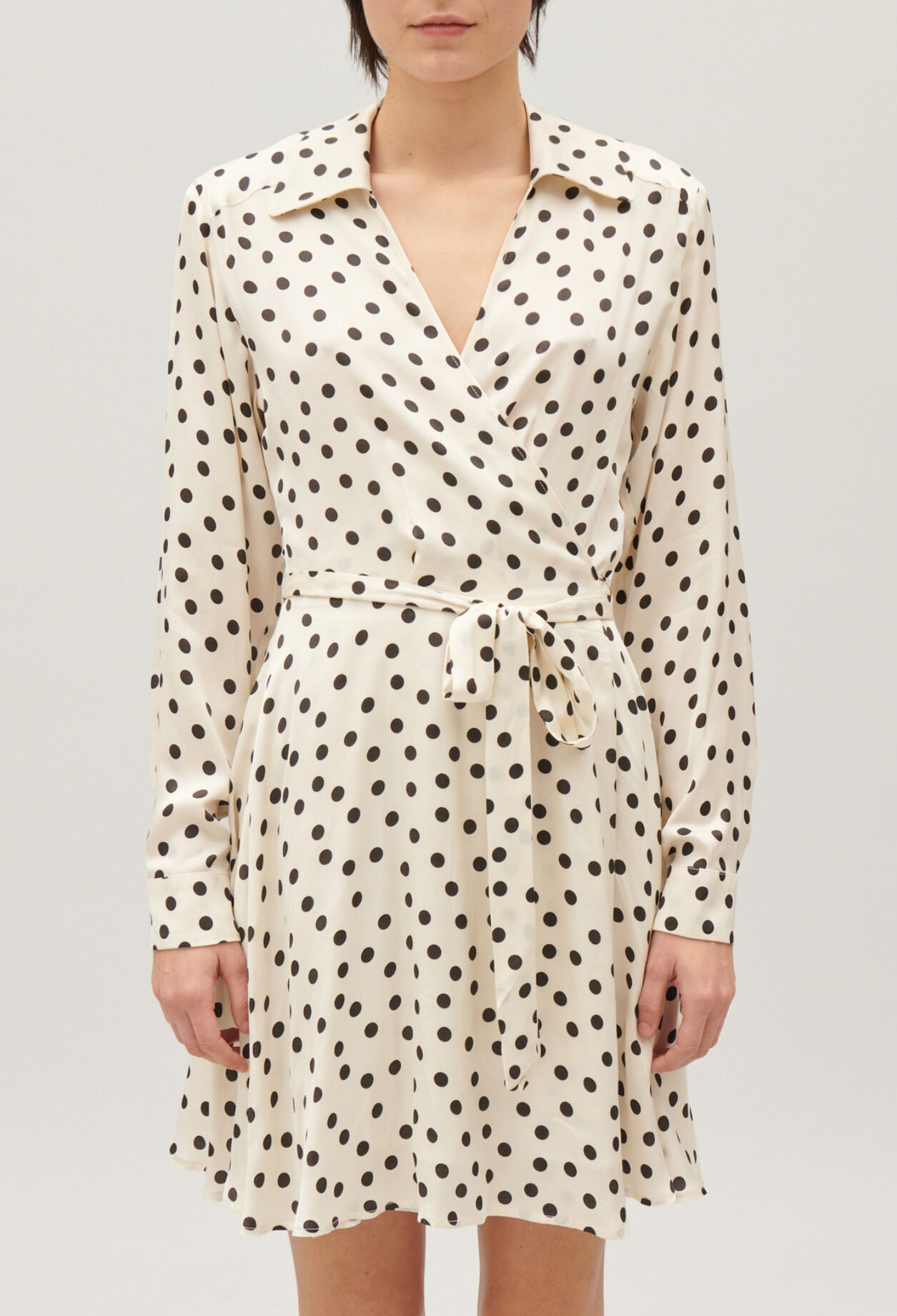 Vestido cruzado con estampado blanco