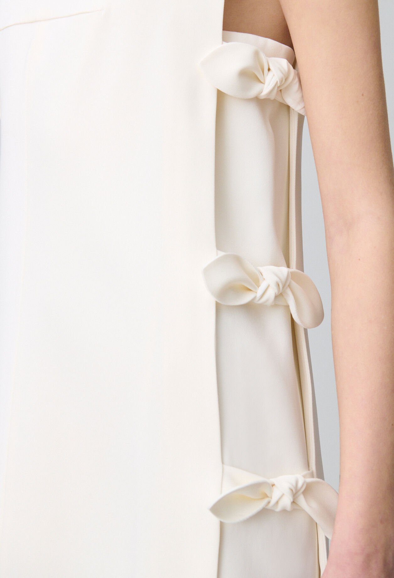 Vestido corto con lazos
