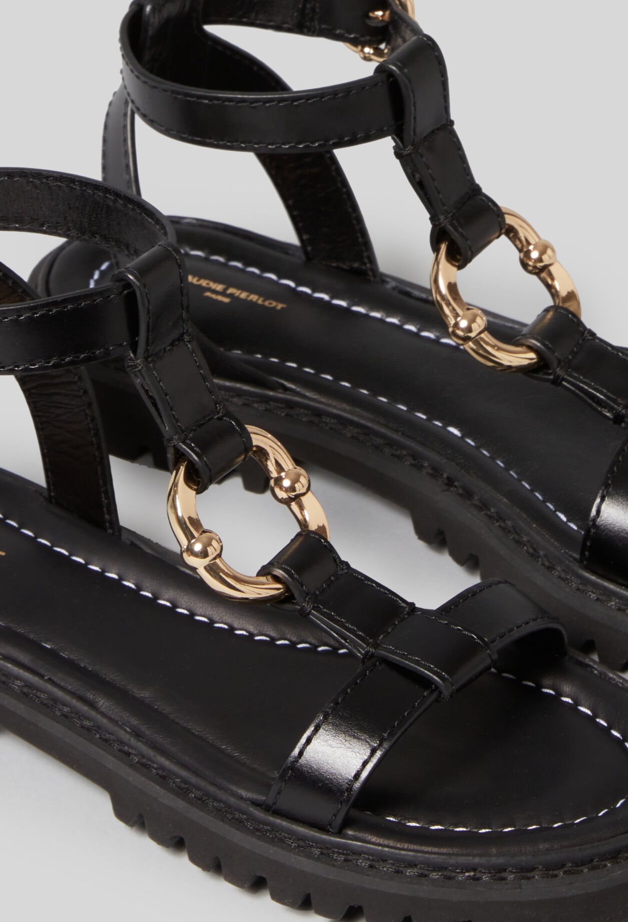 Sandalias de cuero con aro dorado.