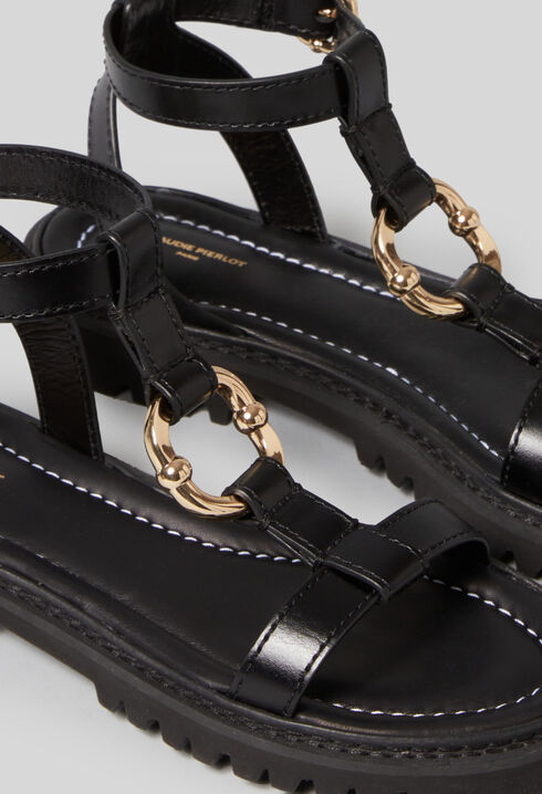 Sandalias de cuero con aro dorado.