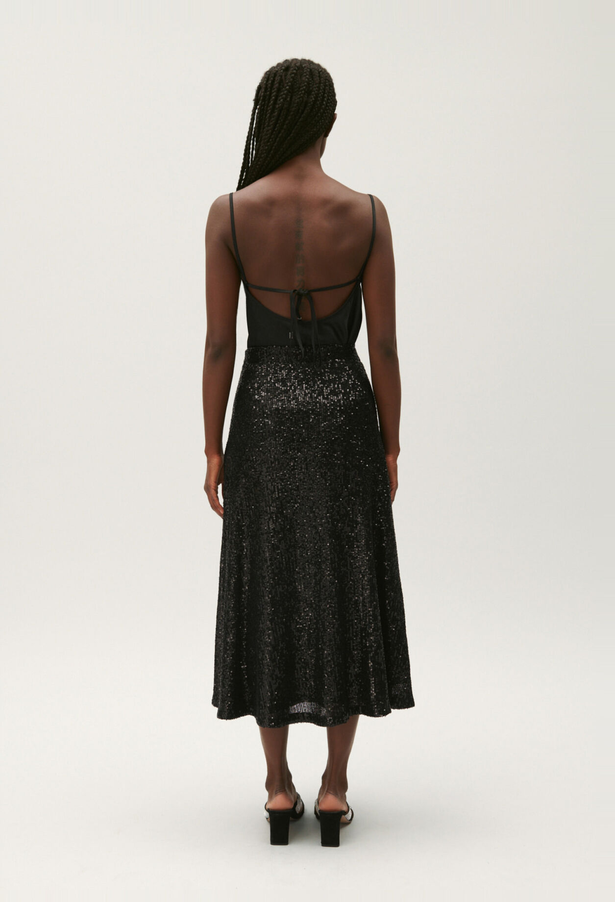 Falda midi de lentejuelas negra