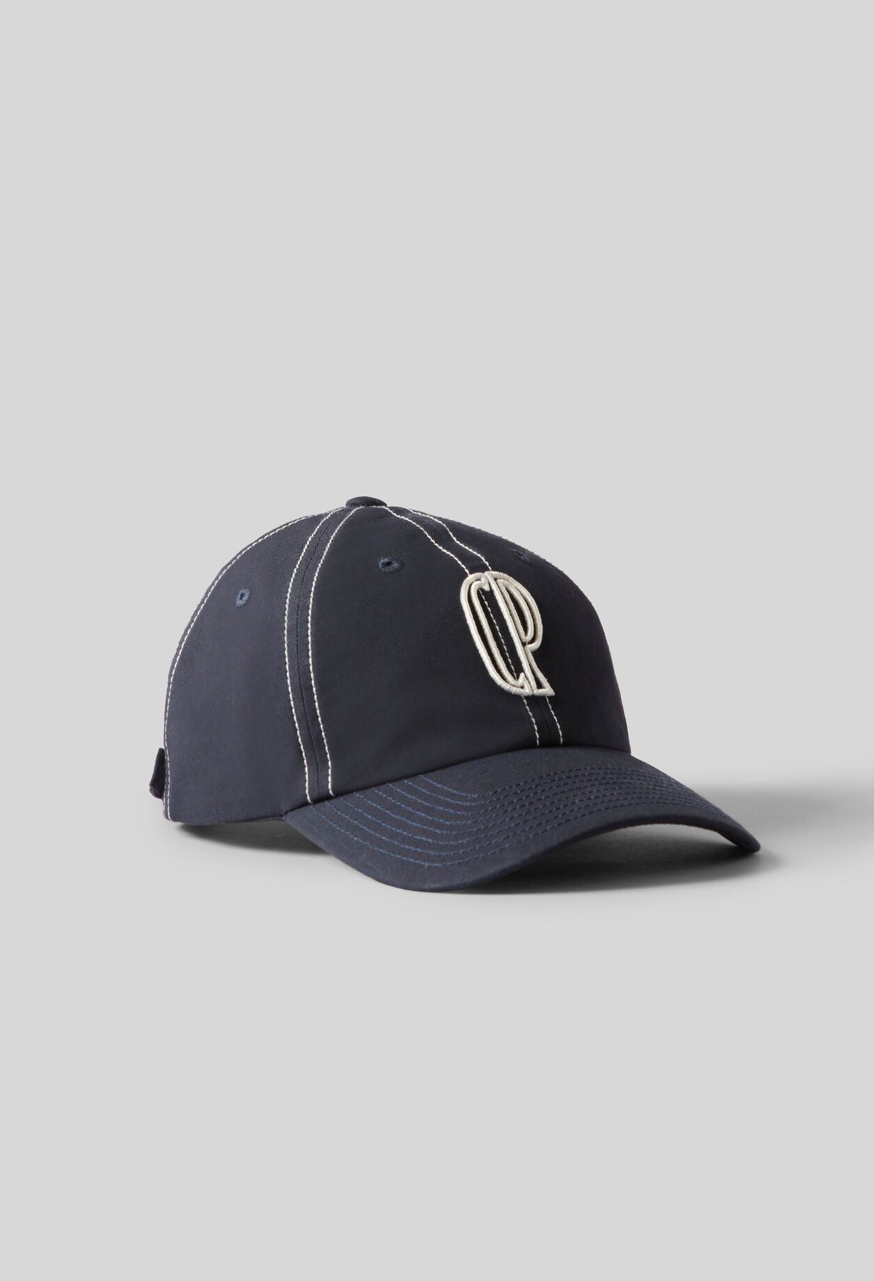 Gorra con monograma CP bordado