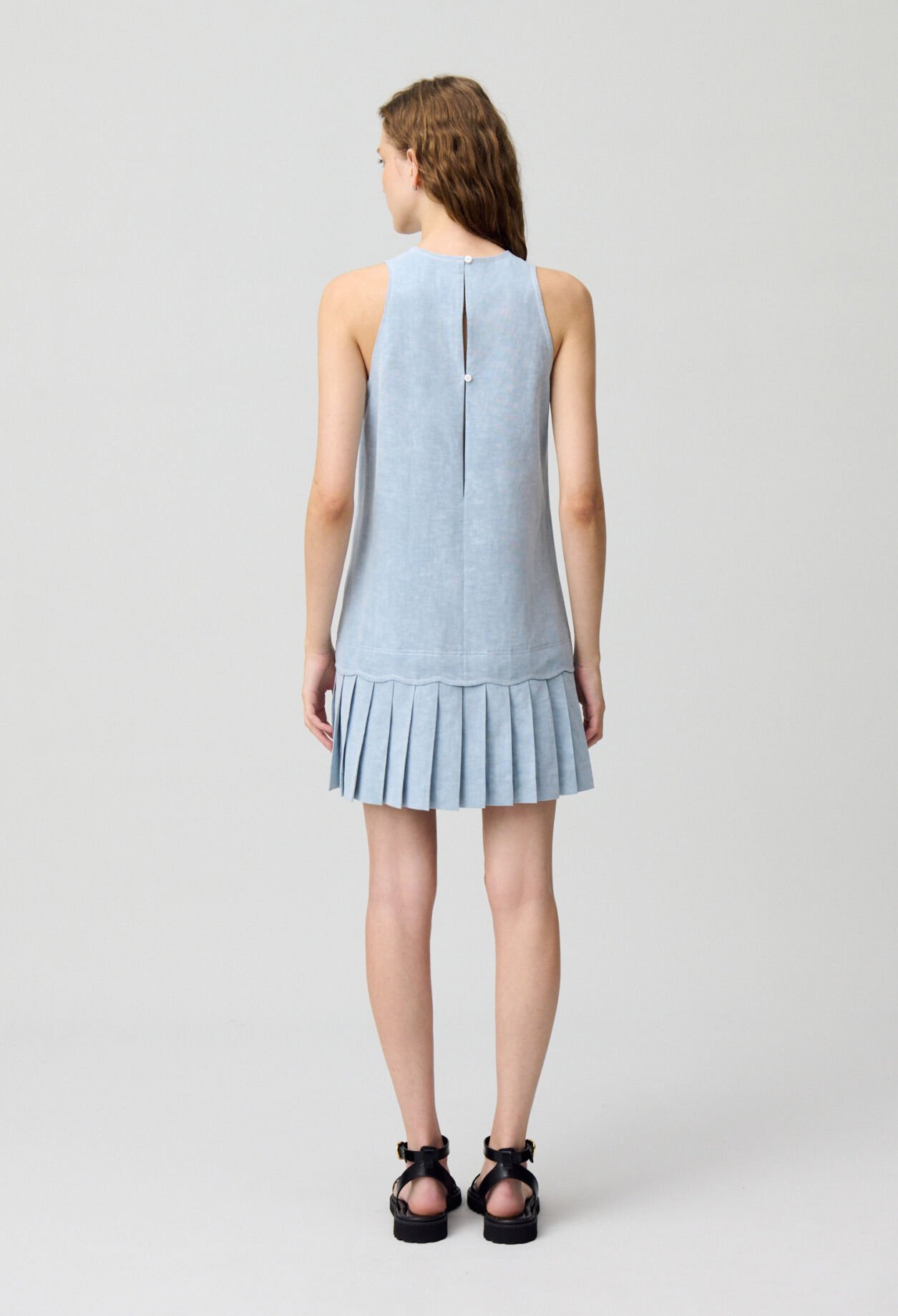 Vestido corto sin mangas