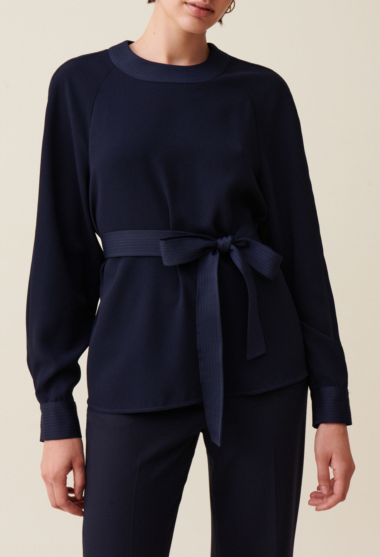 Blusa fluida cintur&oacute;n azul marino