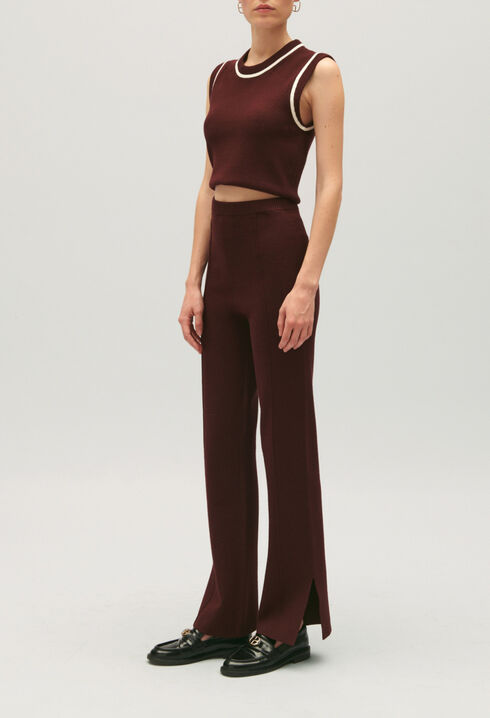Pantalón recto y aperturas en tobillos