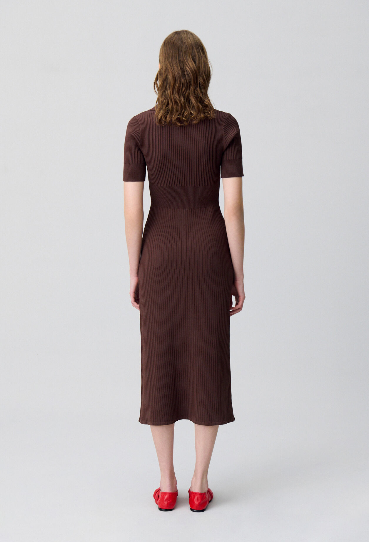 Vestido de punto de longitud media.