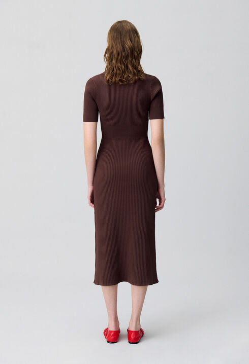 Vestido de punto de longitud media.