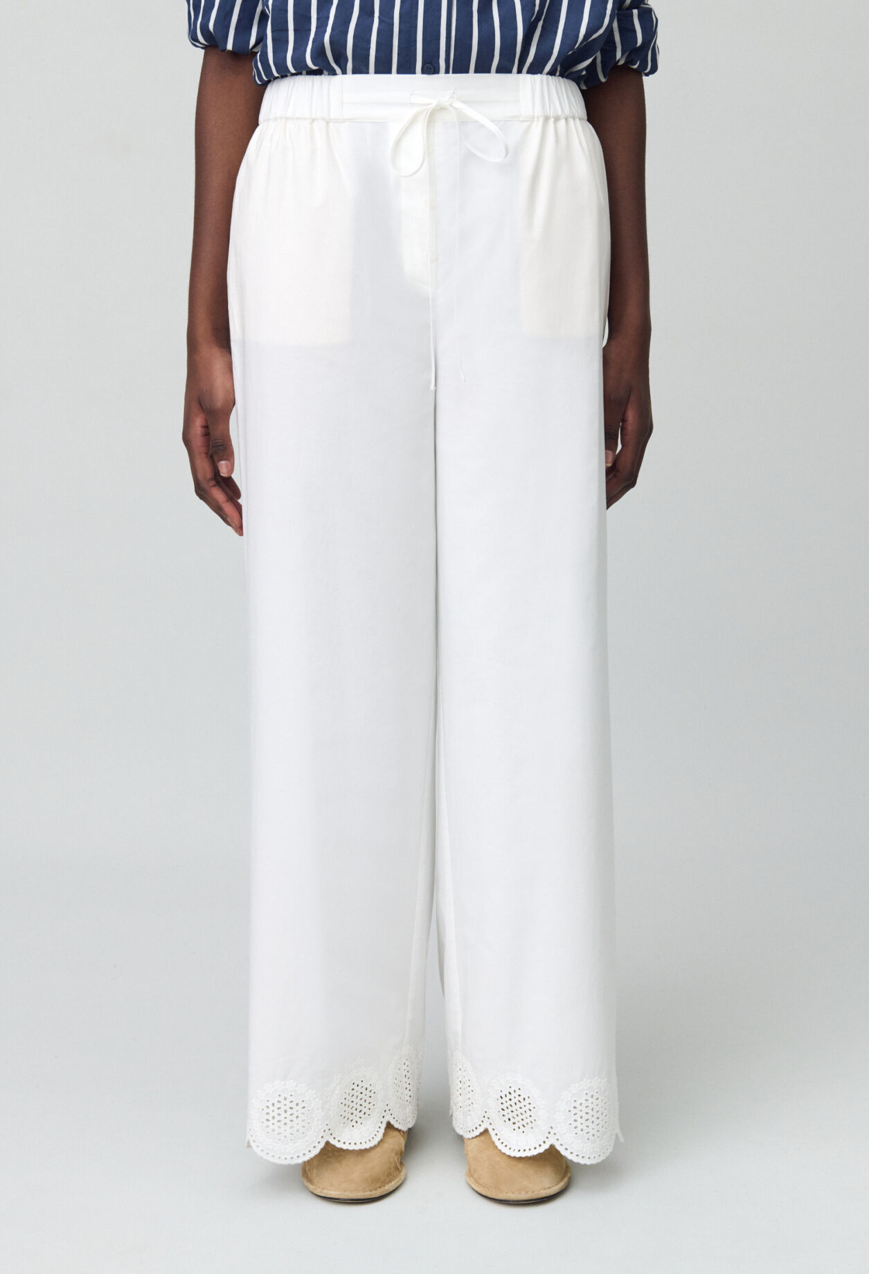 Pantalón amplio ligero bordado