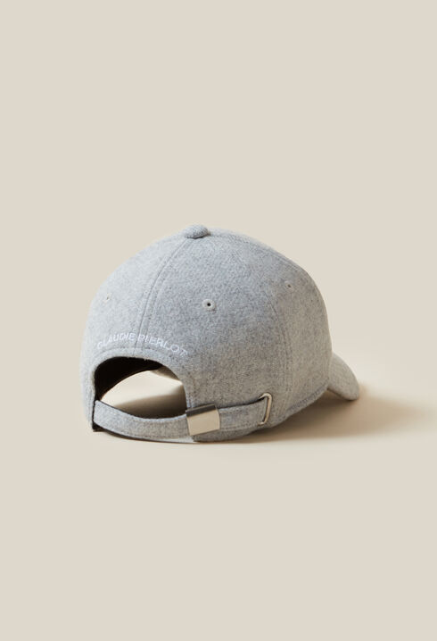 Gorra con bordado monograma CP