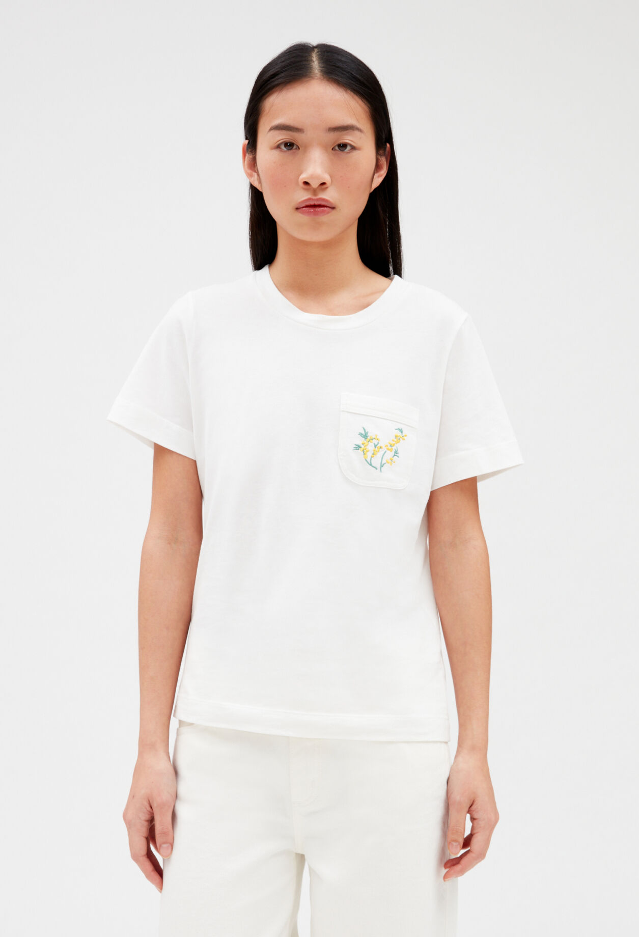 Camiseta con bolsillo bordado delantero