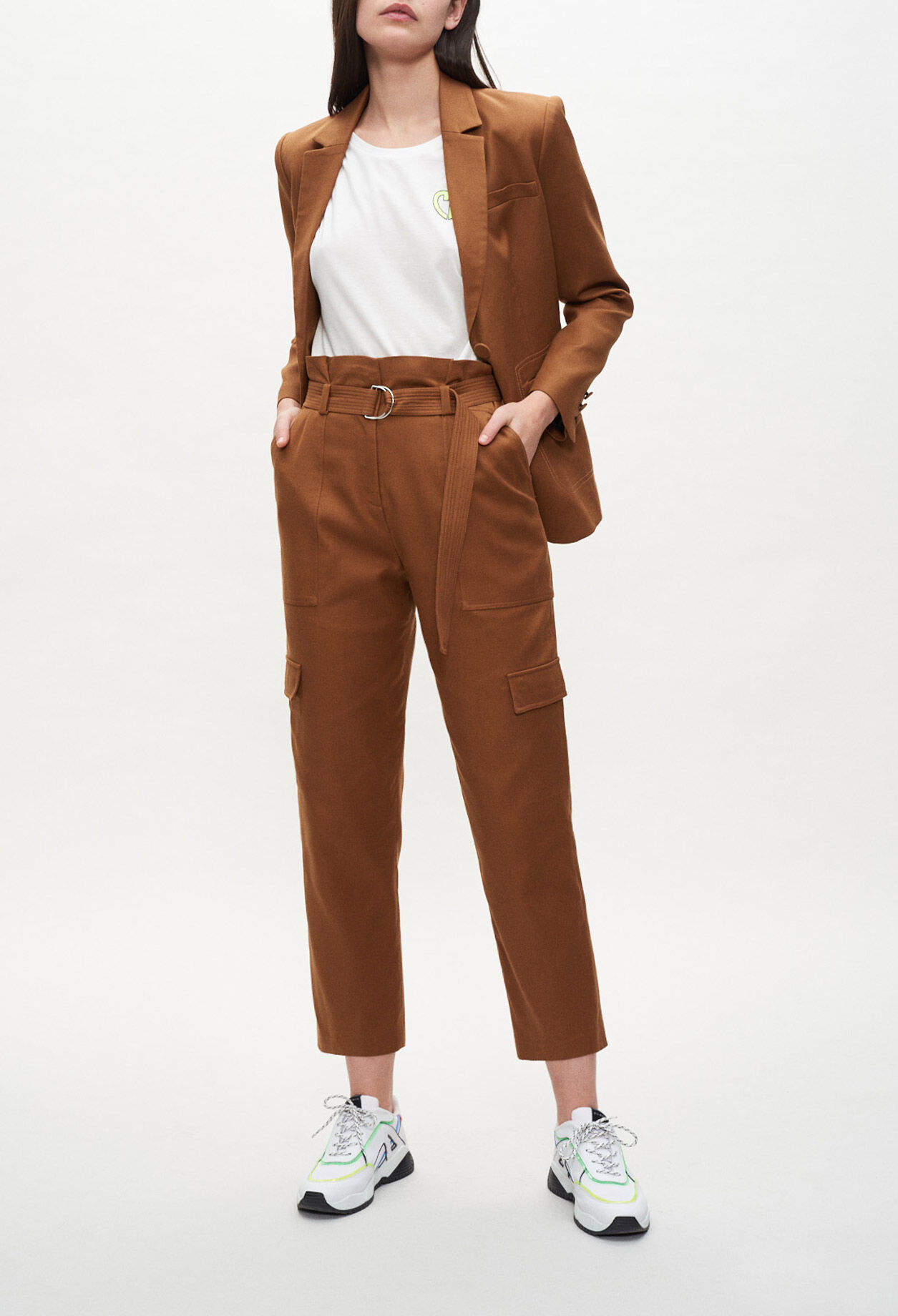 Pantalón recto con bolsillos