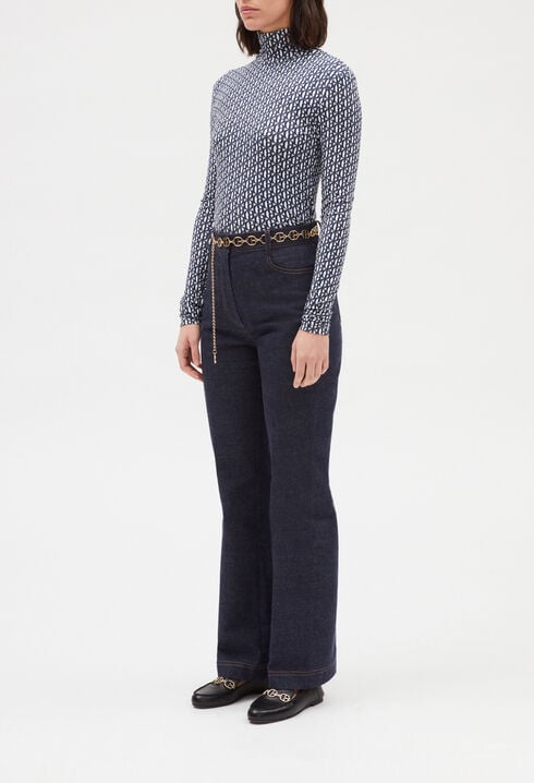 Camiseta cuello alto con monograma azul 