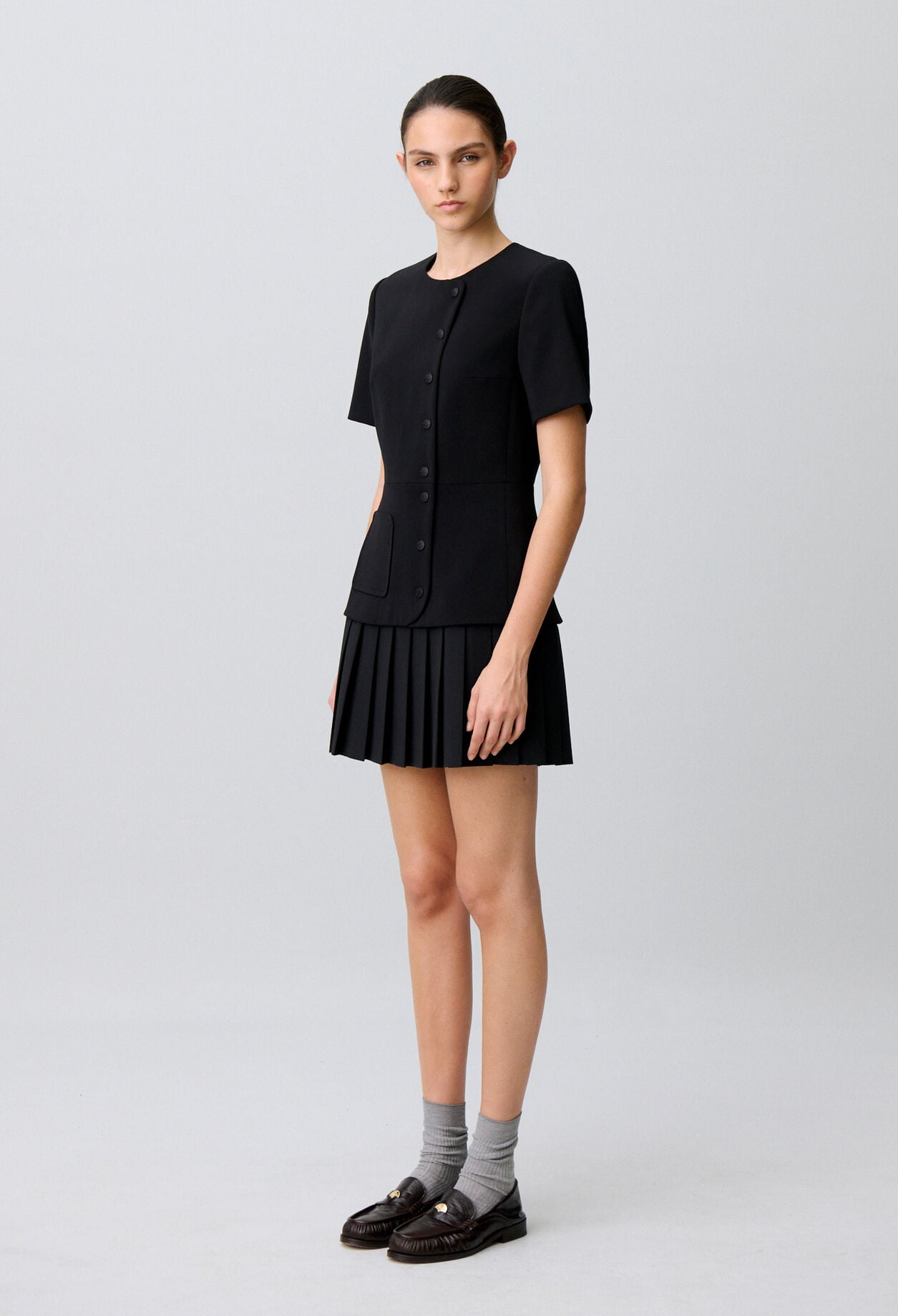 Vestido corto bajo plisado peplum