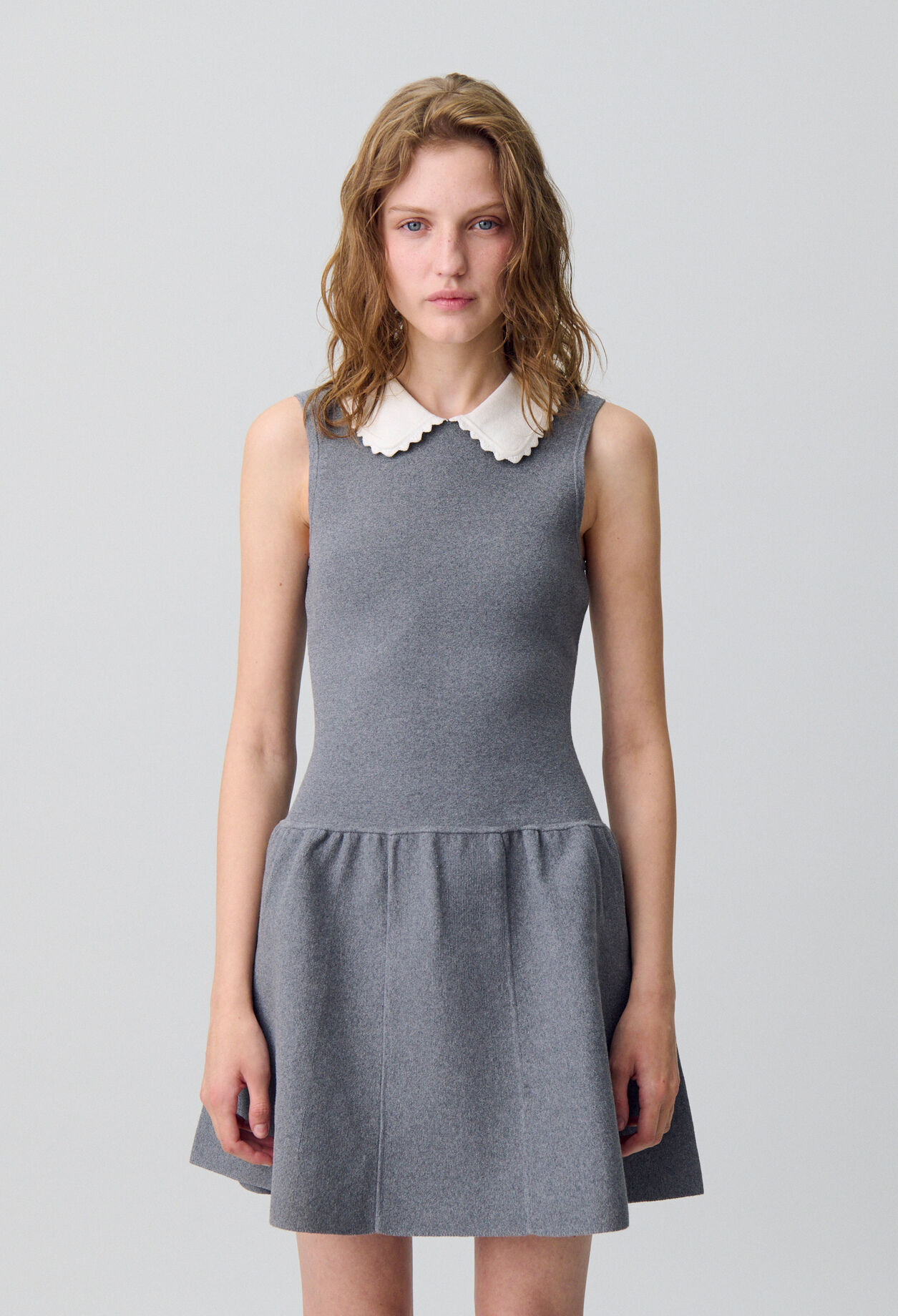 Vestido corto de línea evasé