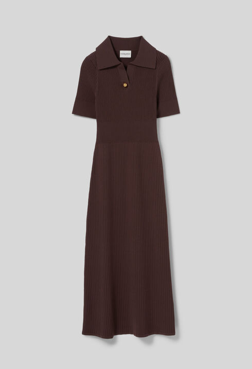 Vestido de punto de longitud media.