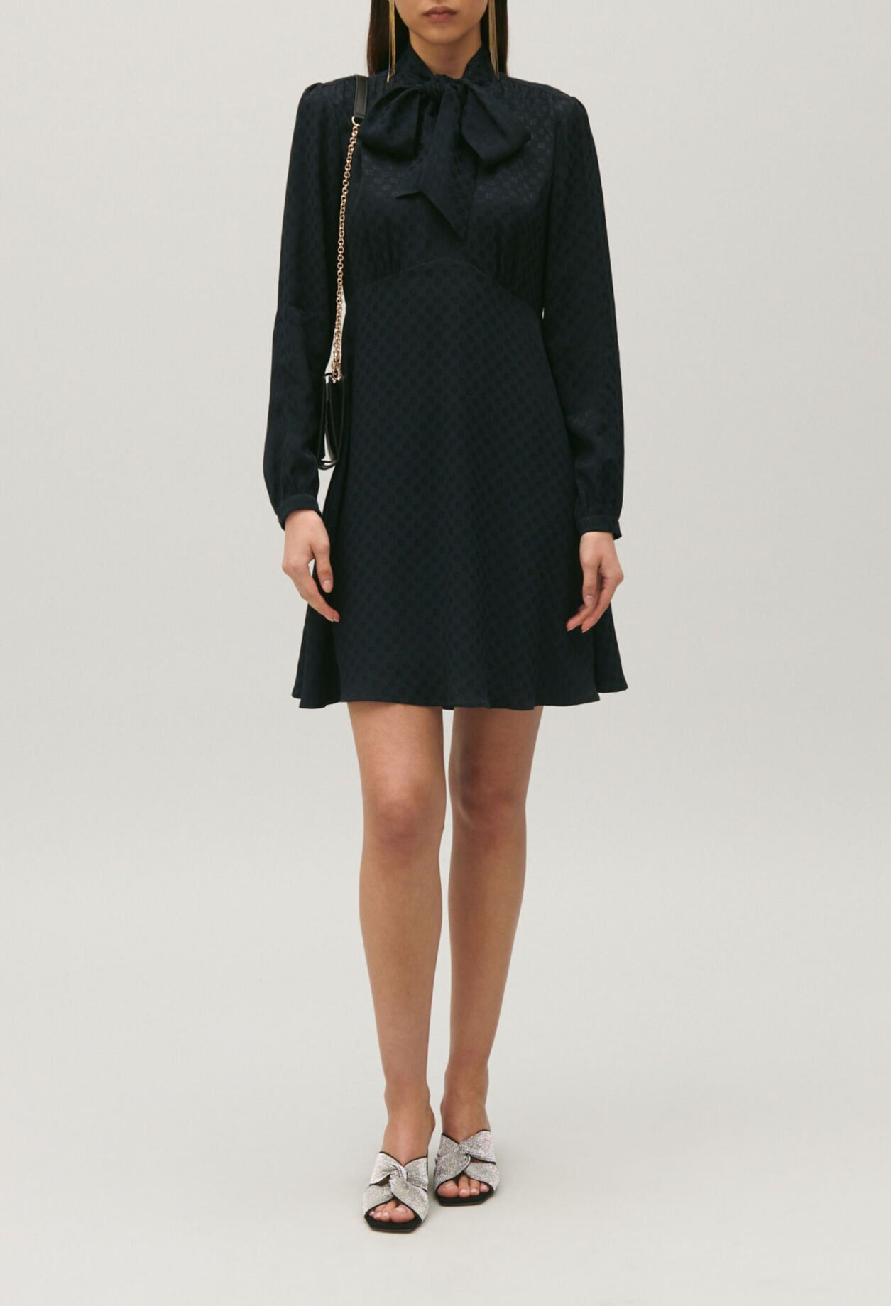 Vestido con cuello chalina negro