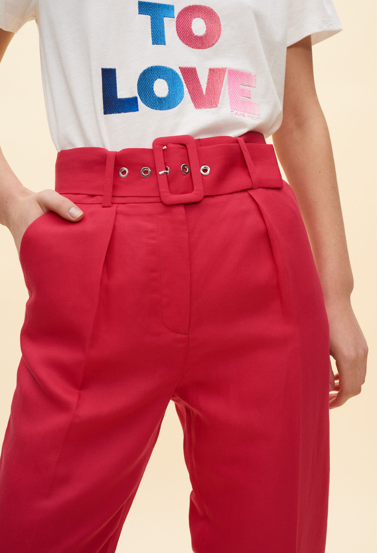 Pantalón de traje con cinturón fushia