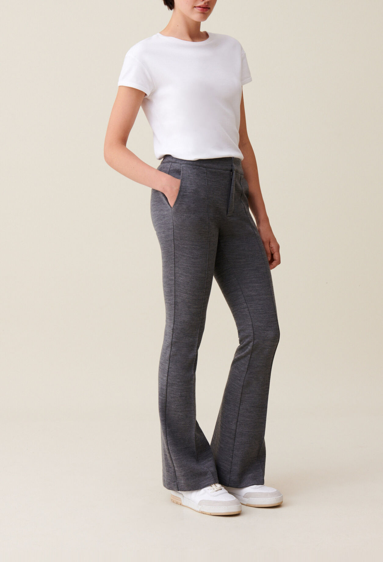Pantal&oacute;n gris de corte flare ajustado
