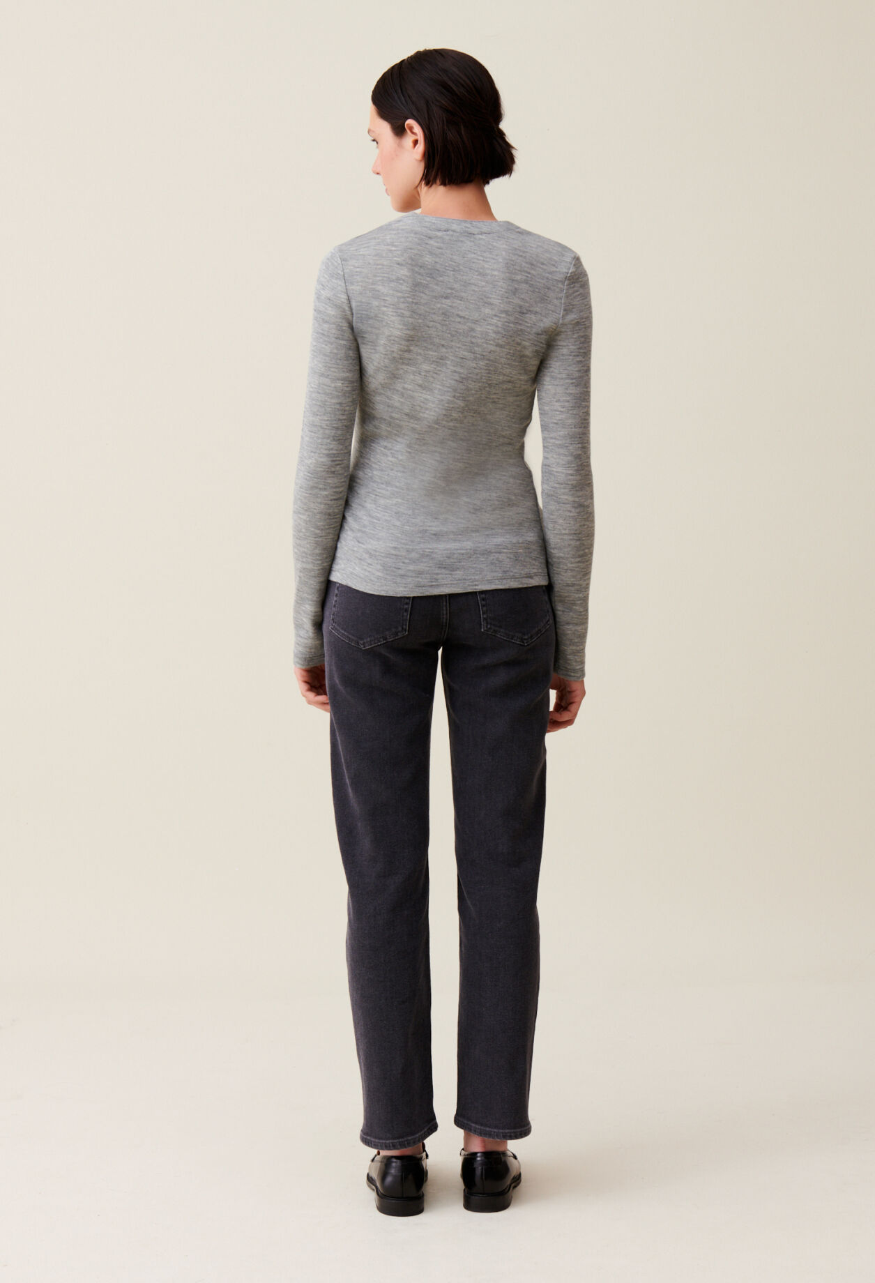Top gris ajustado de punto