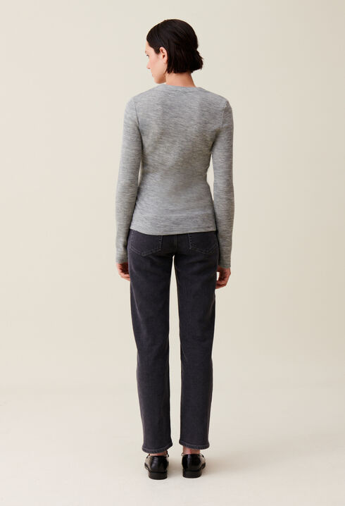 Top gris ajustado de punto
