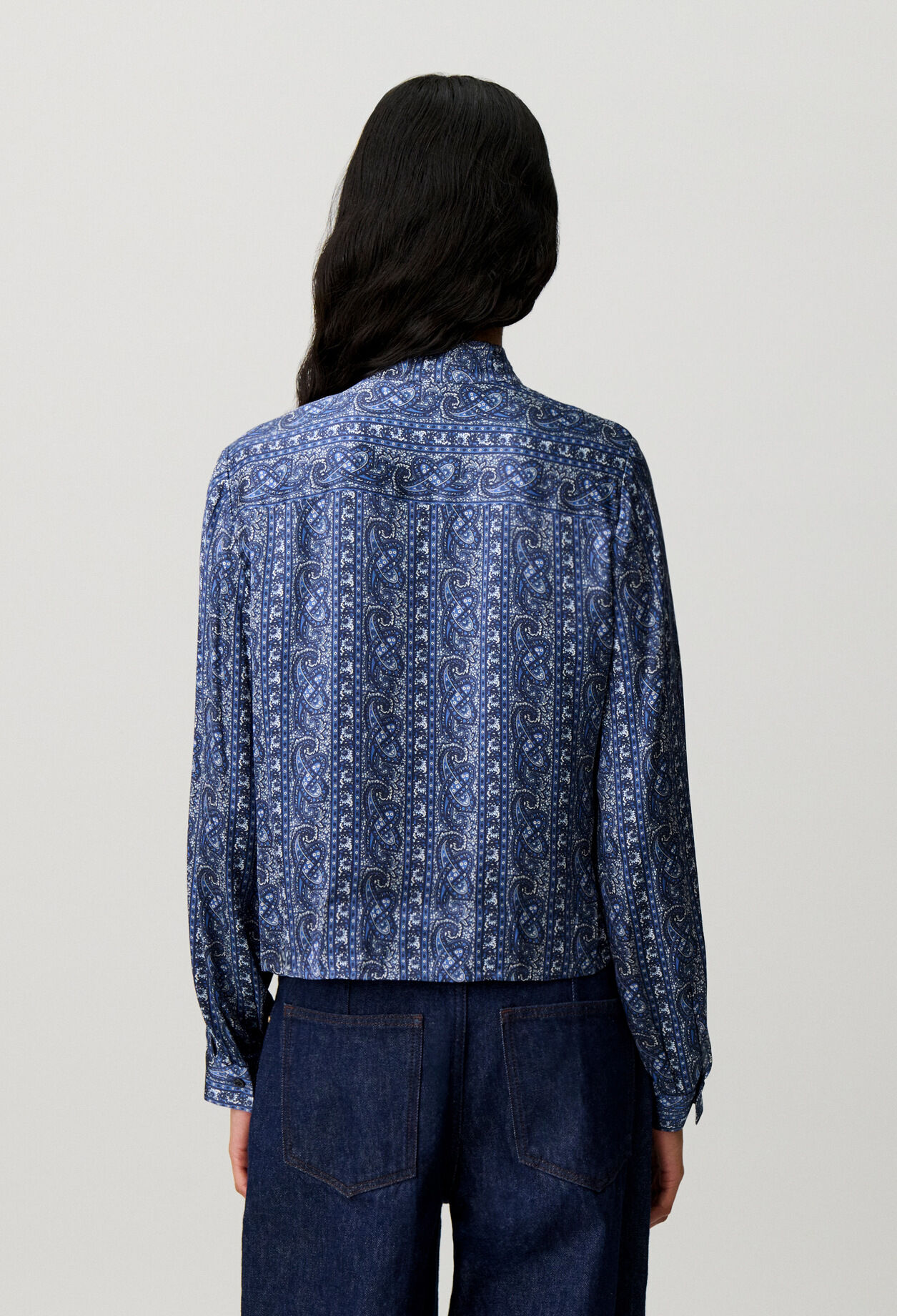 Camisa estampada con lazo