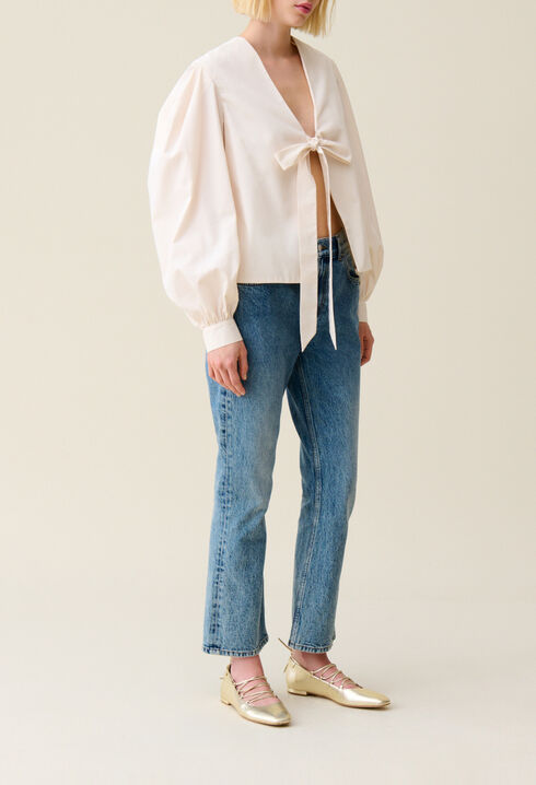 Blusa con cuello en V anudado