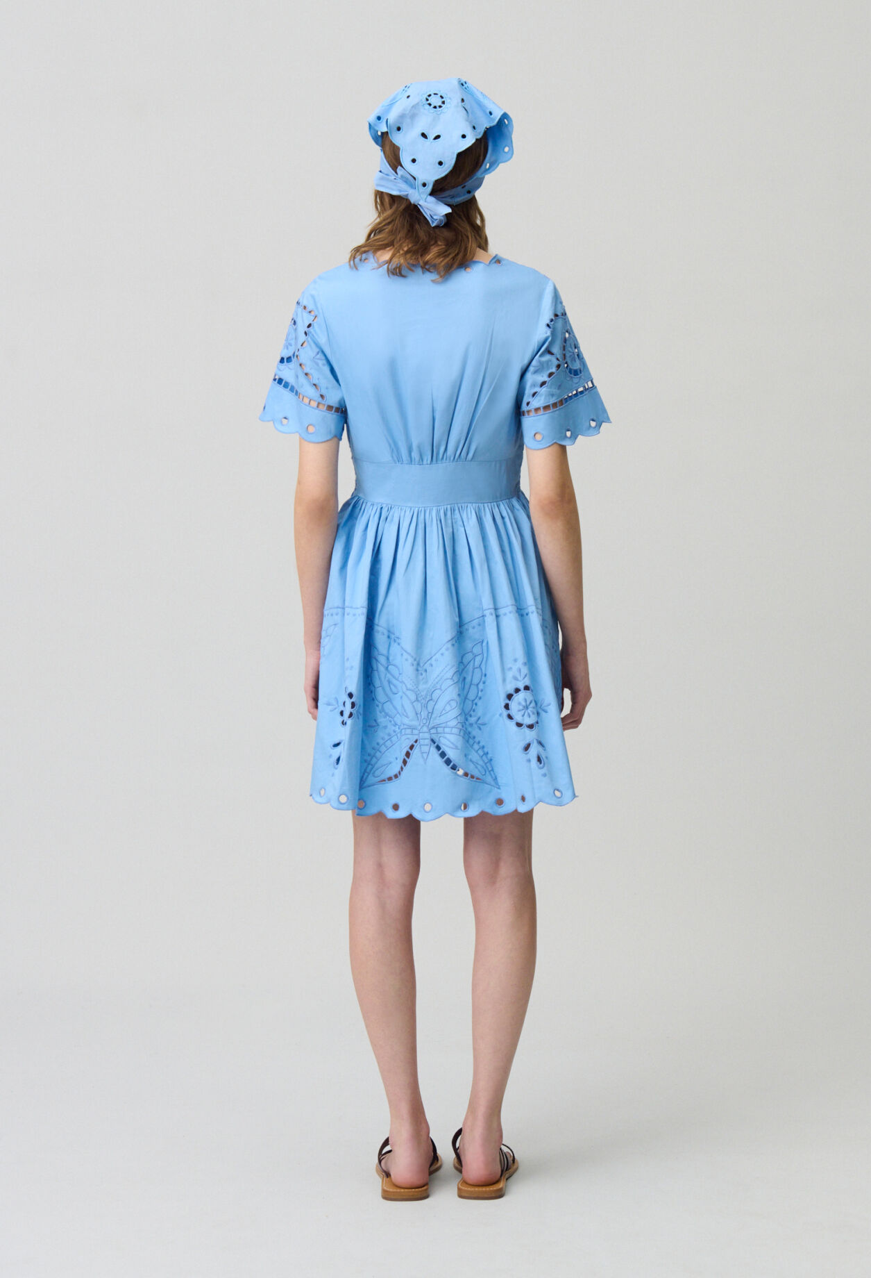 Vestido corto bordados de mariposas