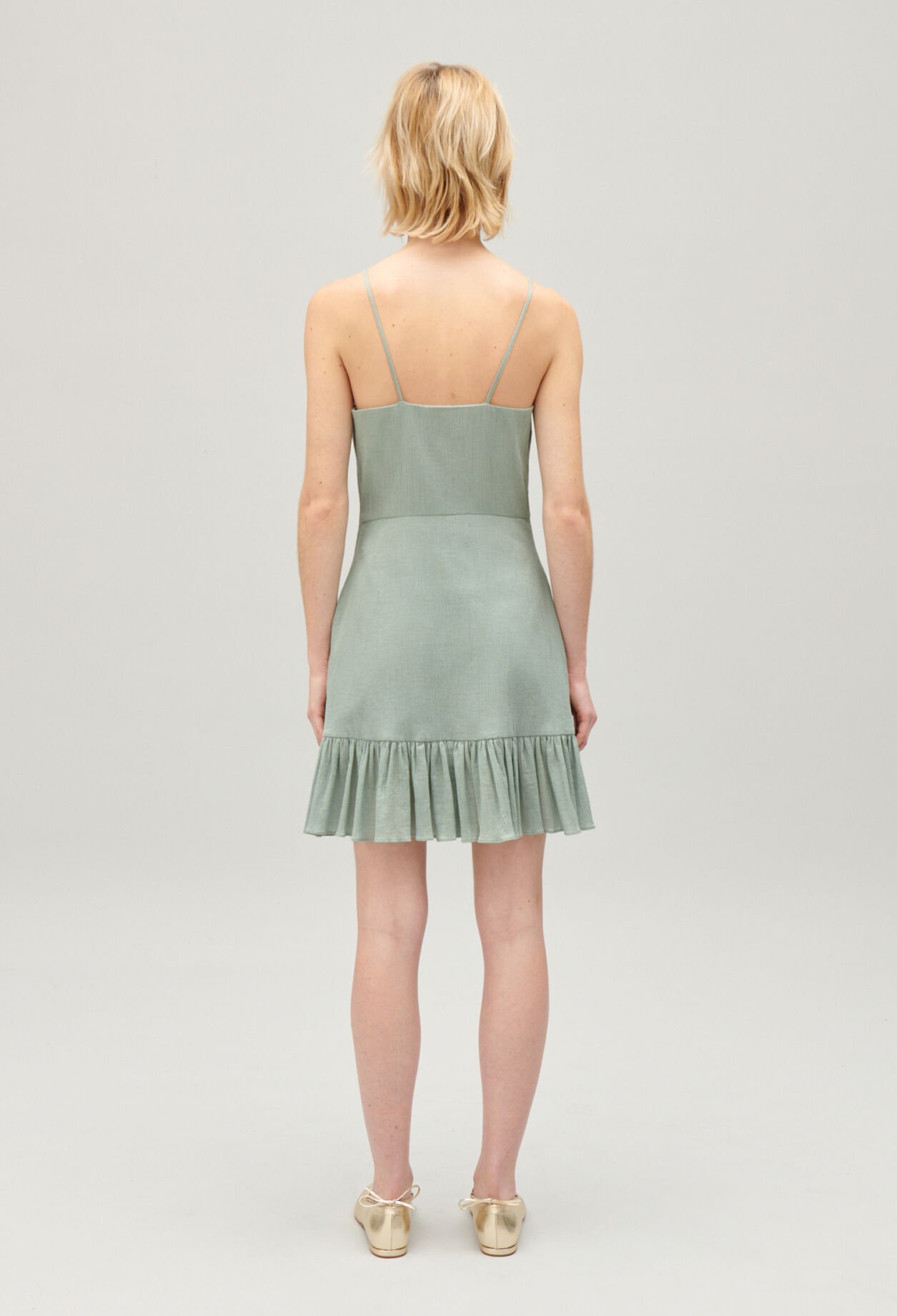 Vestido corto en almendra con volantes