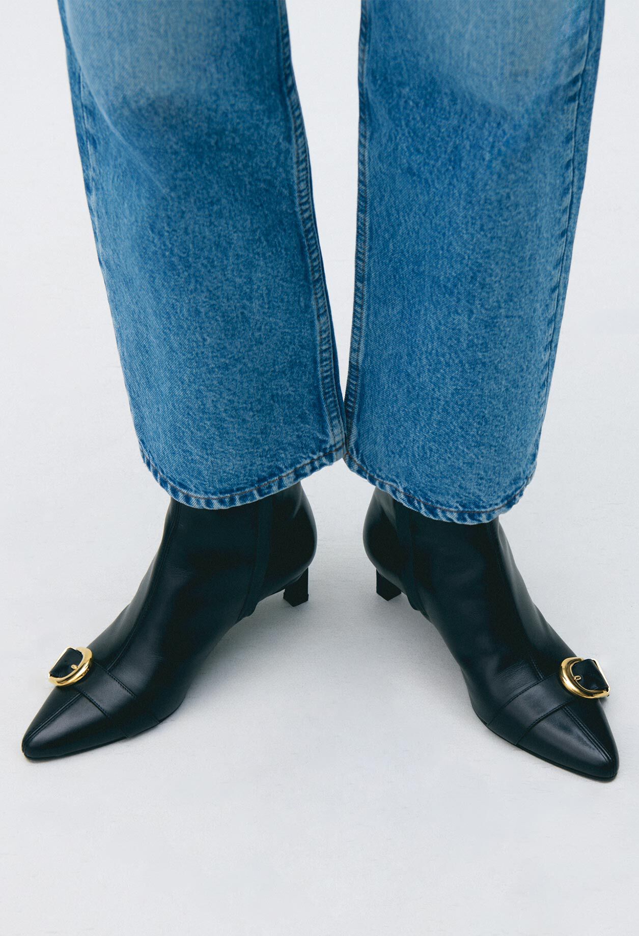 Botines de piel con hebilla dorada