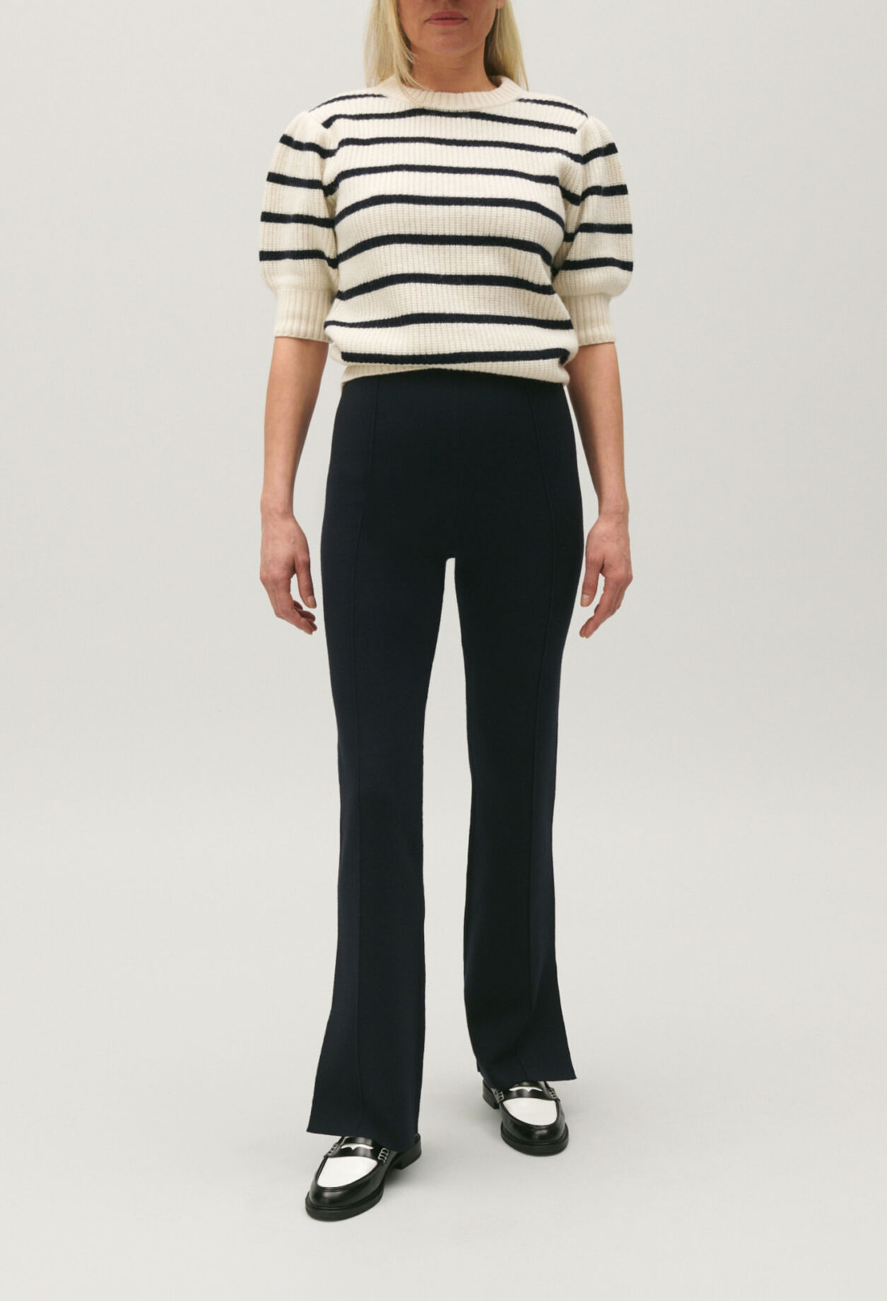 Pantalón recto y aperturas en tobillos