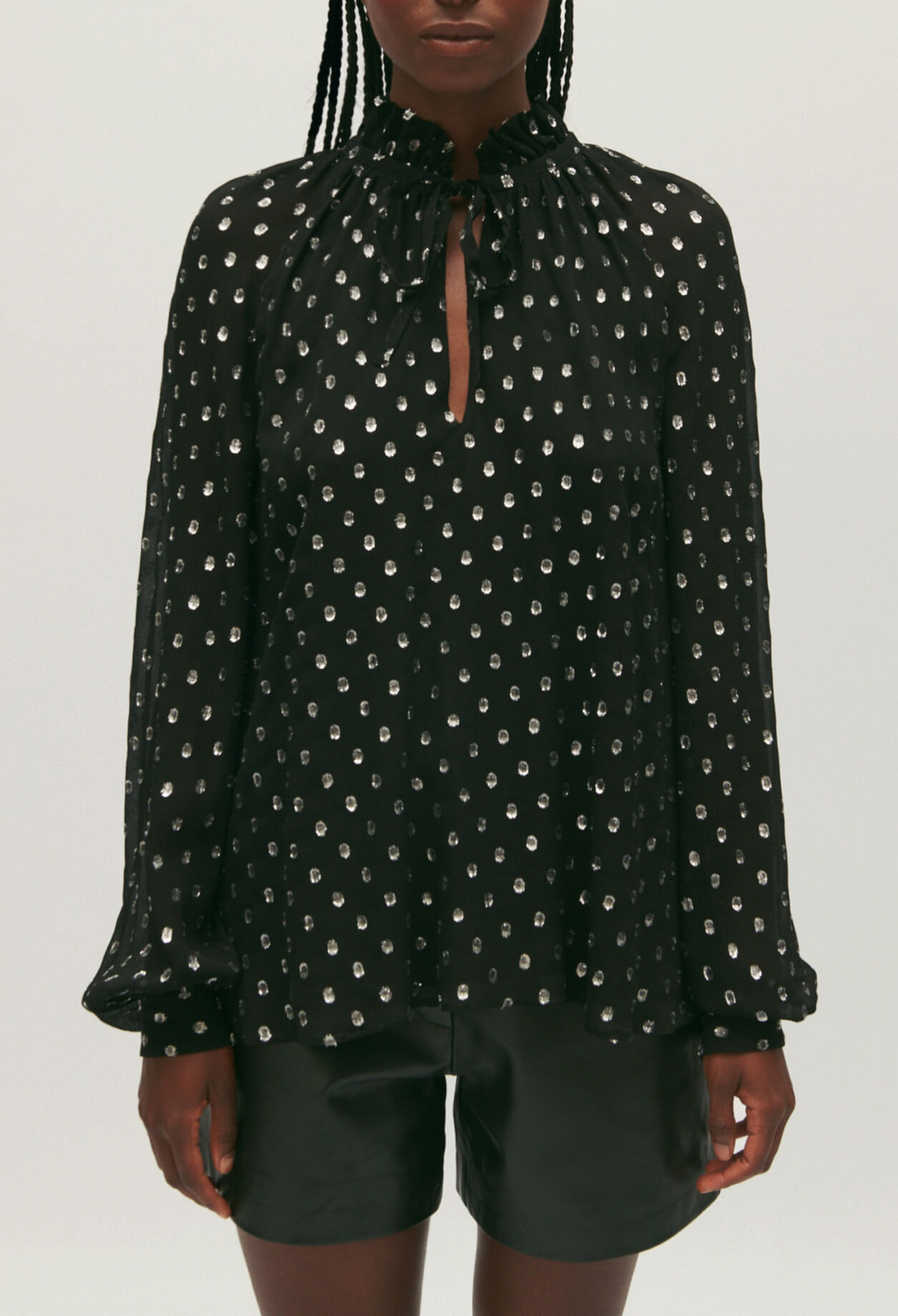 Camisa negra de lunares