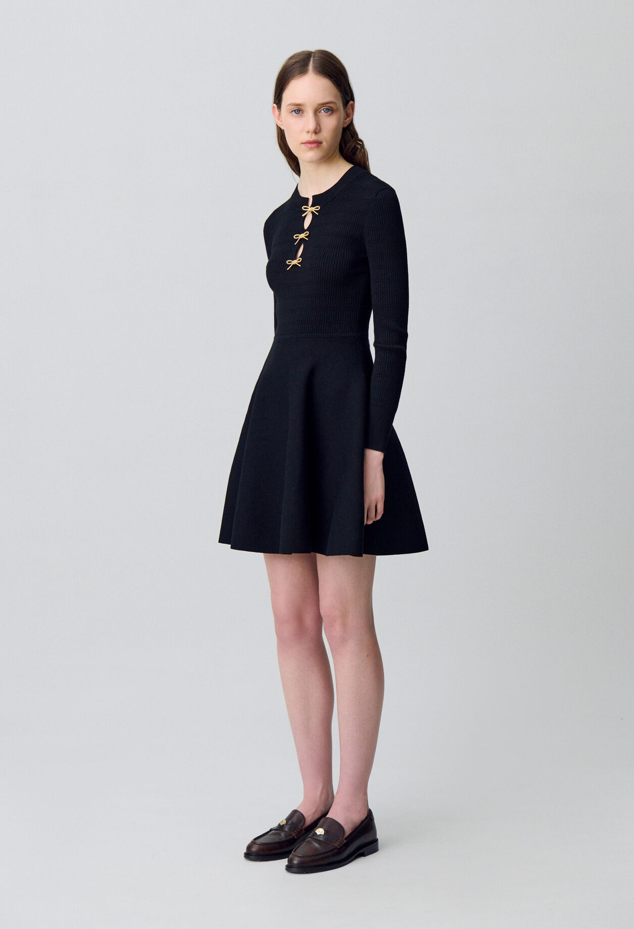 Vestido corto de punto con nudos