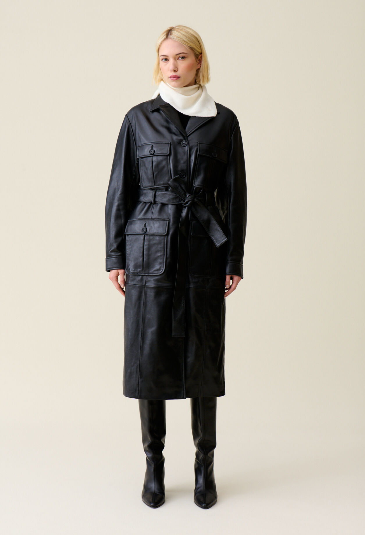 Gabardina de cuero con solapa