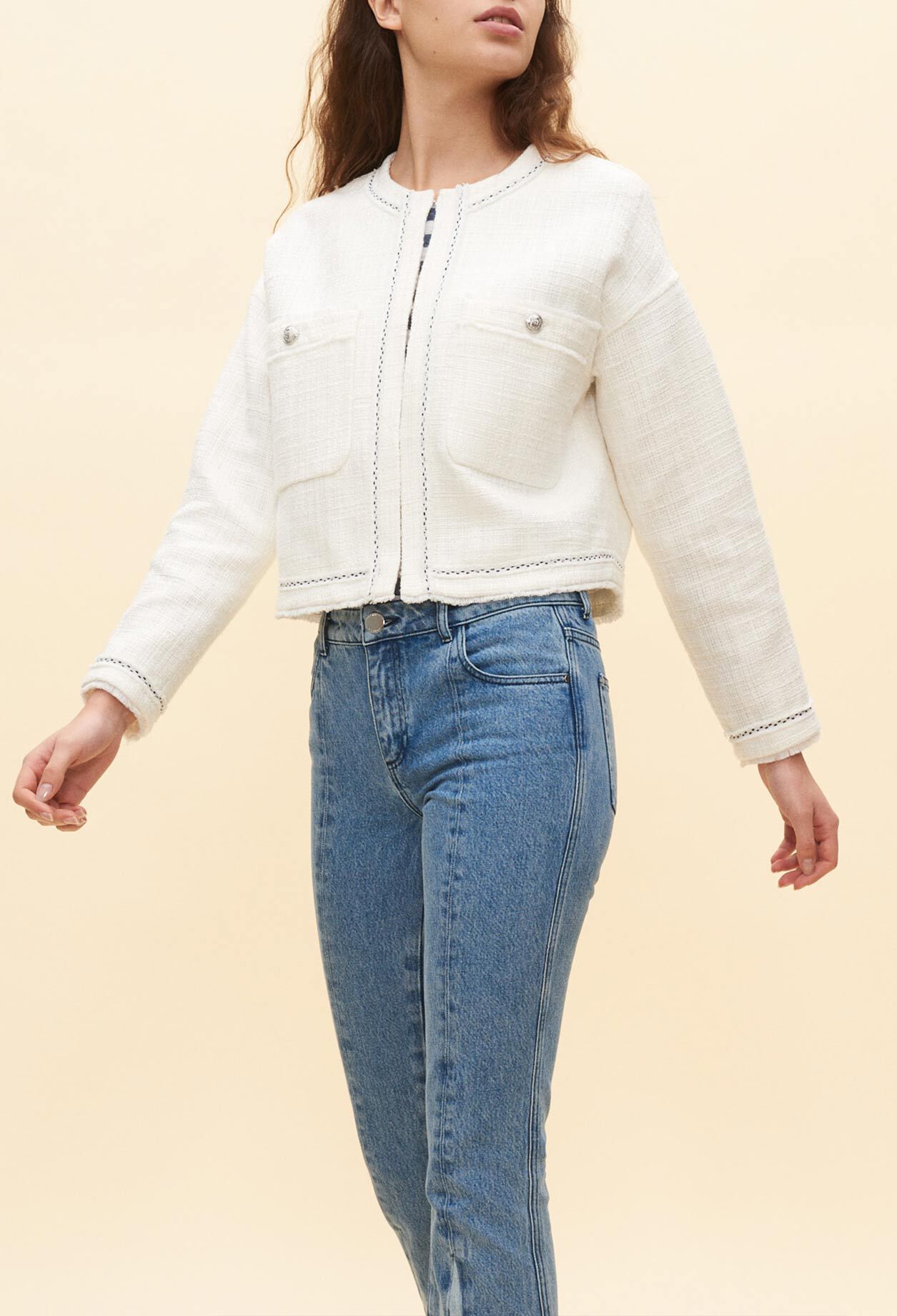 Chaqueta corta blanca asargada