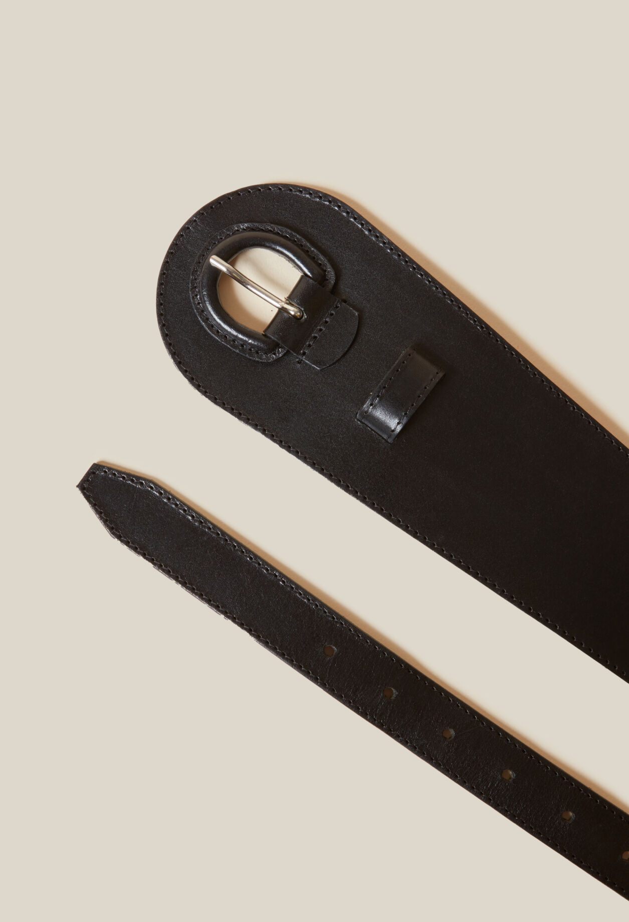 Cinturón de cuero negro