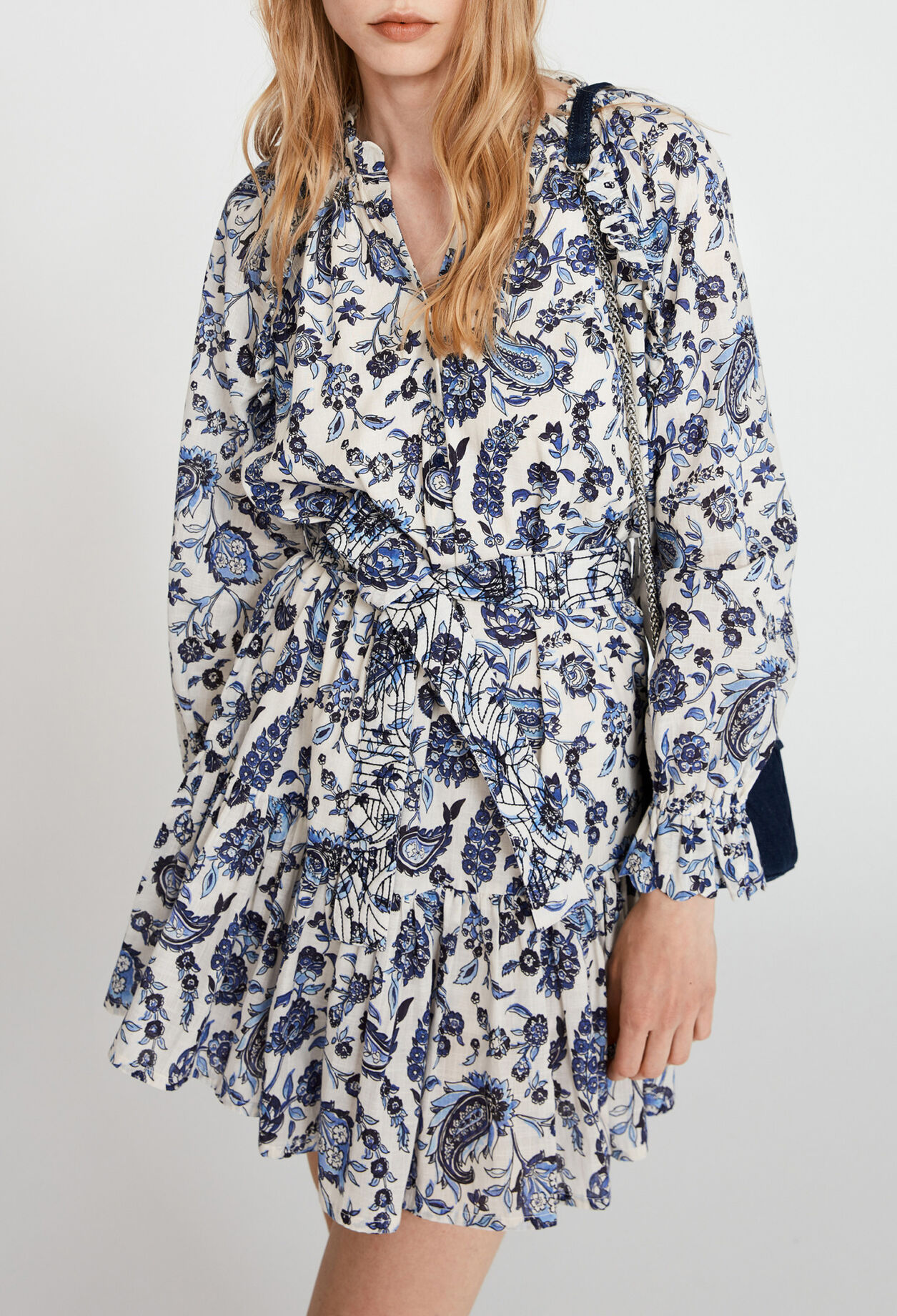 Vestido con cinturón y estampado floral