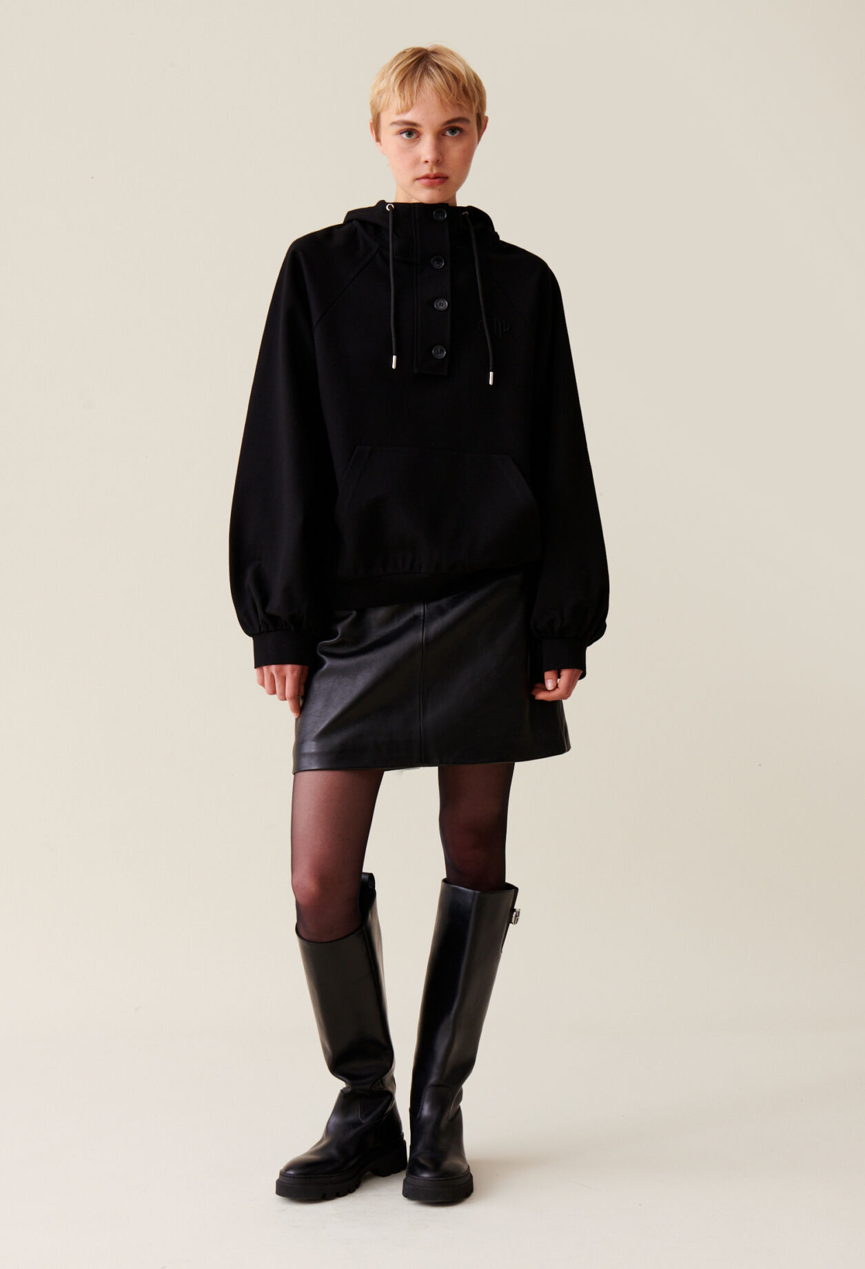 Sudadera con capucha negra oversize