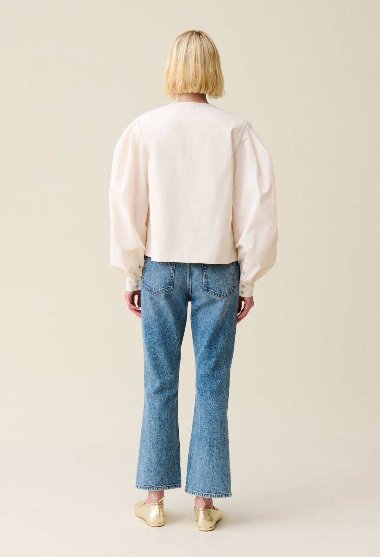Blusa con cuello en V anudado