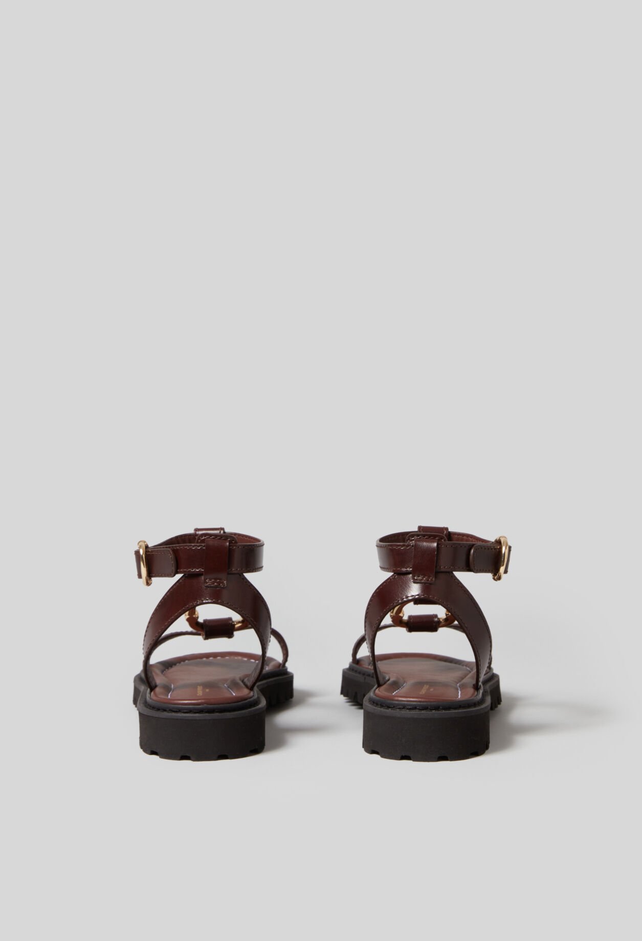 Sandalias de cuero con aro dorado.