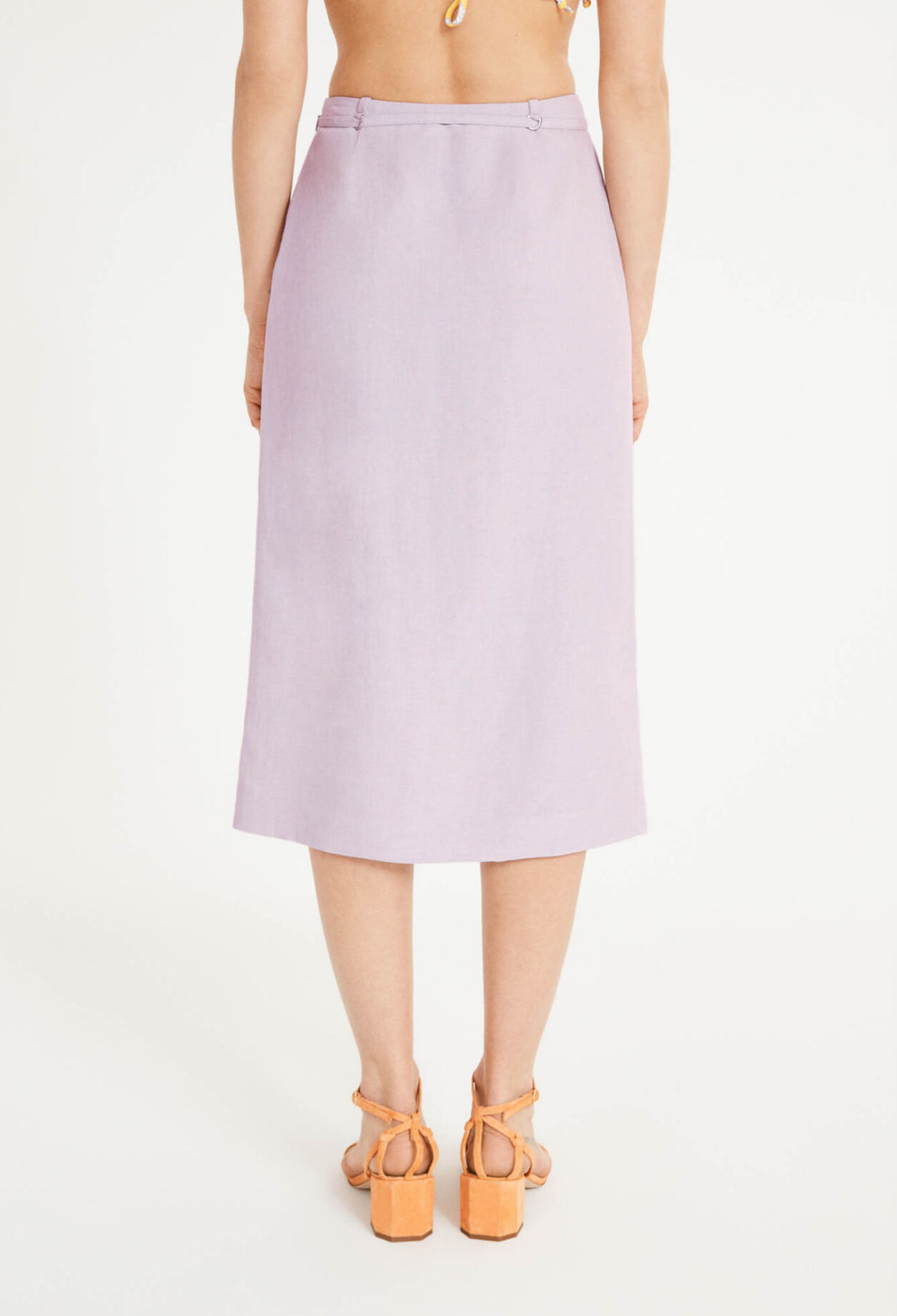 Falda midi con abertura.