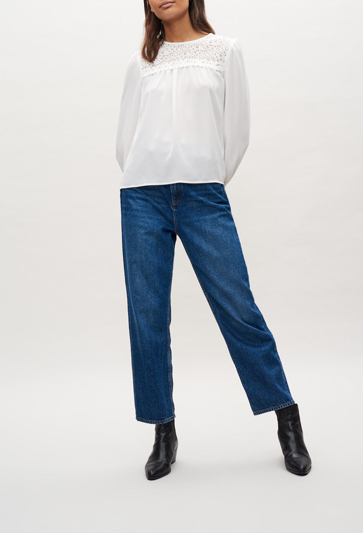 Blusa con detalles de guipur.