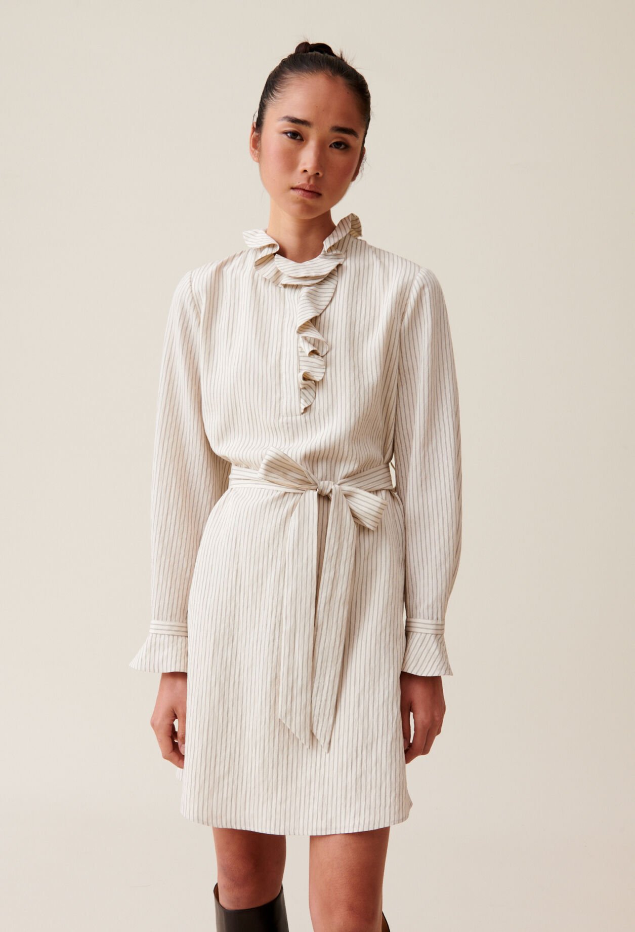 Vestido a rayas con cuello volante
