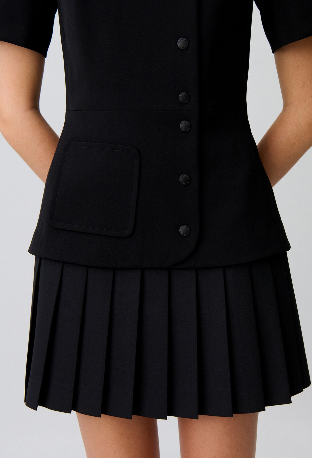 Vestido corto bajo plisado peplum