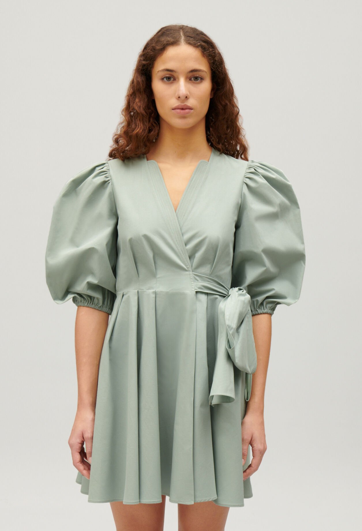 Vestido corto cruzado