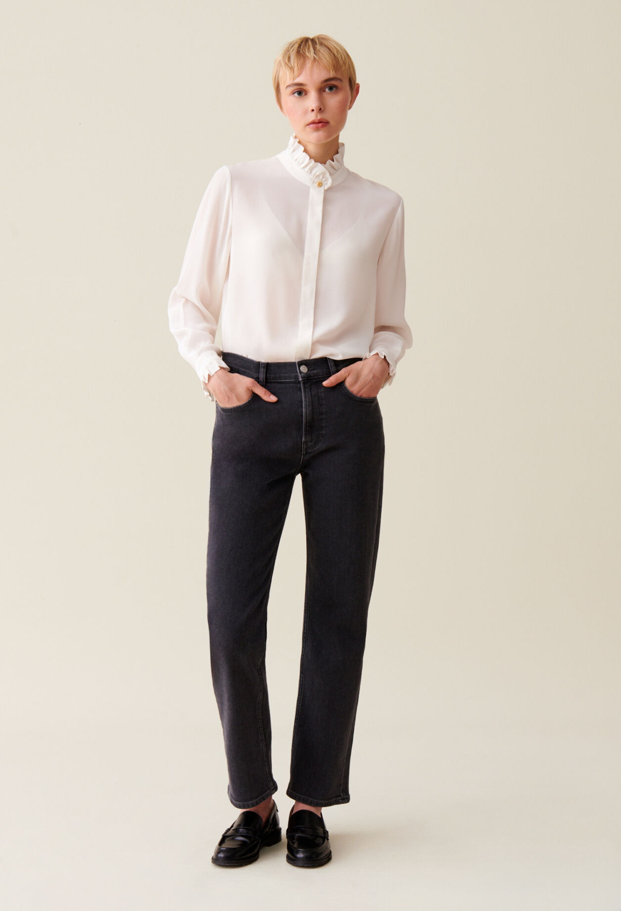 Blanco camisa de cuello ondulado